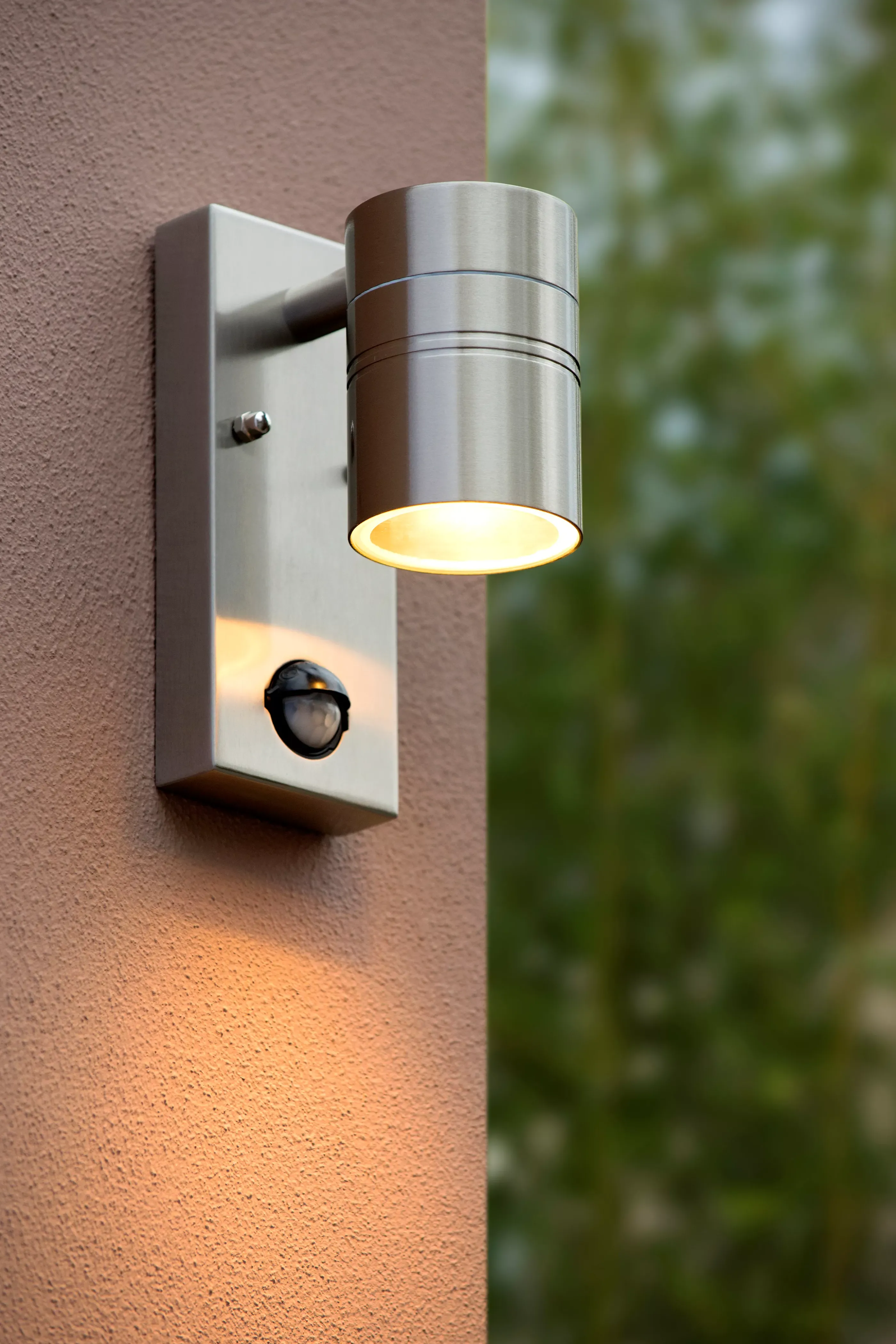 Fashion ARNE-LED IR - Wandspot / Wandlamp Binnen/Buiten - Ø 6,3 cm - LED - GU10 - 1x5W 2700K - IP44 - Beweging & dag/nacht sensor - Mat chroom Wandverlichting Buiten