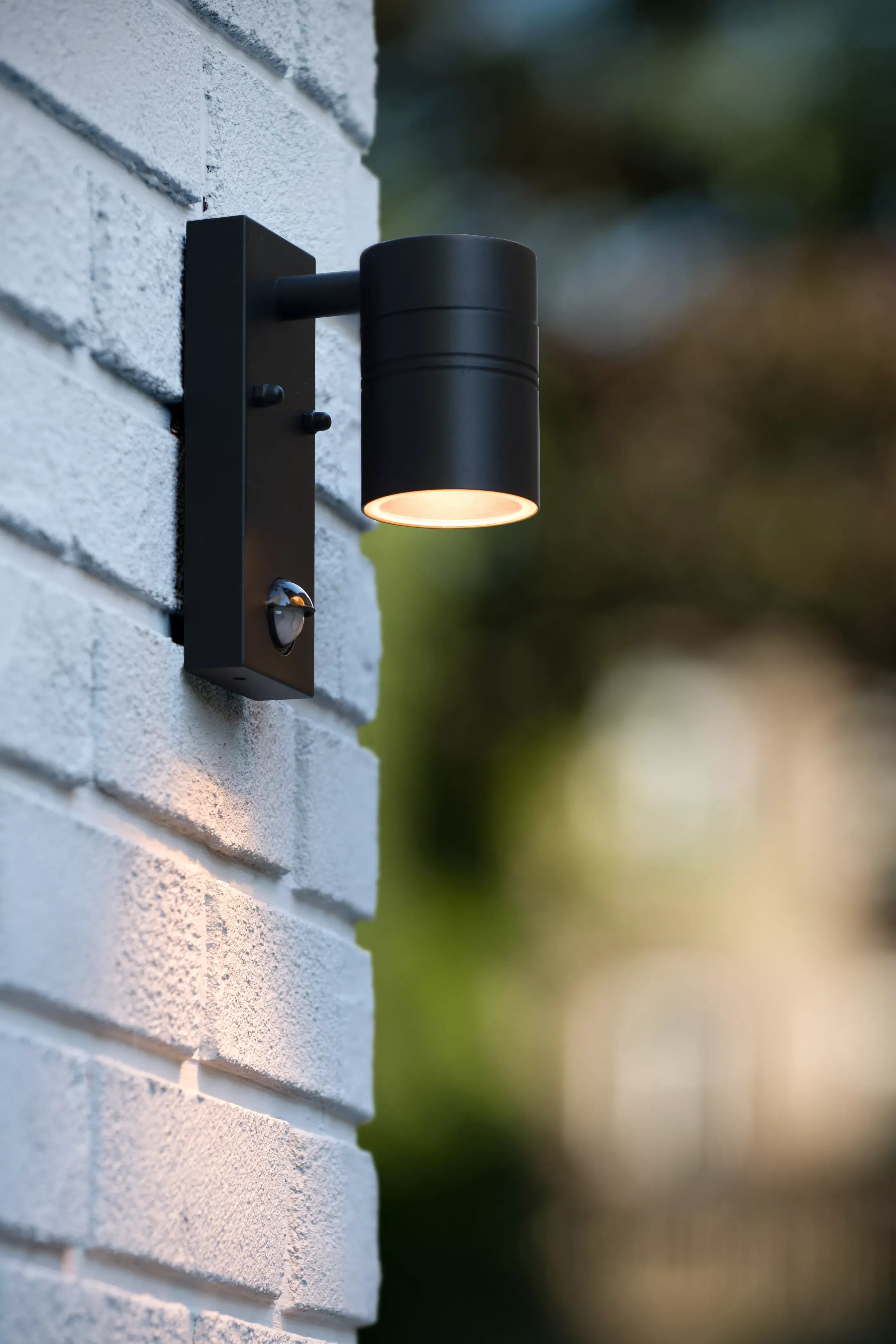 Discount ARNE-LED IR - Wandspot / Wandlamp Binnen/Buiten - Ø 6,3 cm - LED - GU10 - 1x5W 2700K - IP44 - Beweging & dag/nacht sensor - Zwart Wandverlichting Buiten